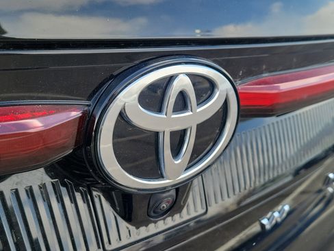 Used 2023 Toyota Crown Limited image 6