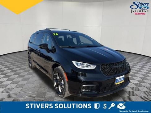 Used 2024 Chrysler Pacifica Touring-L w/ S Appearance Package image 3