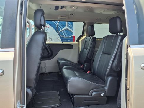 Used 2016 Chrysler Town & Country Touring w/ Driver Convenience Group FWD image 13