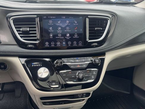 Used 2019 Chrysler Pacifica Limited w/ Tire & Wheel Group image 19
