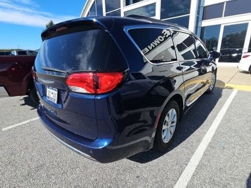 Used 2017 Chrysler Pacifica Touring-L image 6
