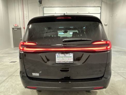 New 2026 Chrysler Pacifica Limited w/ S Appearance Package image 7