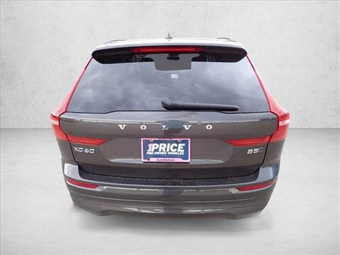 Used 2022 Volvo XC60 B5 Momentum image 3