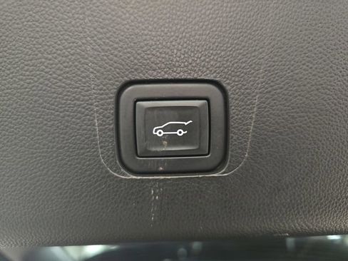 Used 2023 Chevrolet Traverse LT image 14