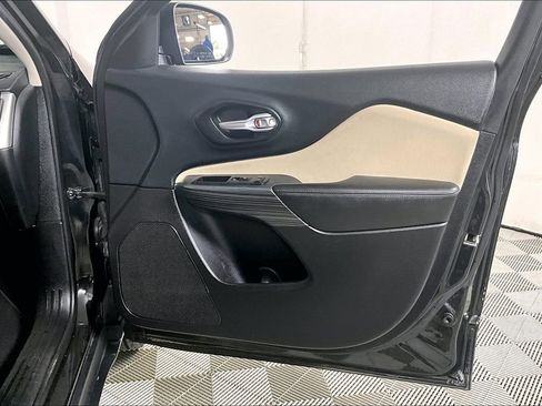 Used 2015 Jeep Cherokee Sport image 23