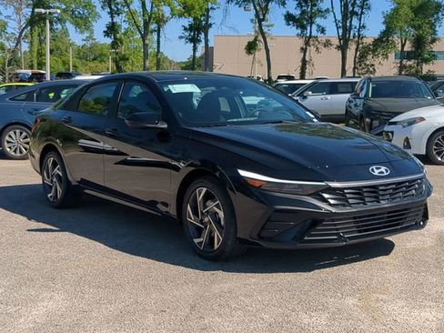 New 2025 Hyundai Elantra SEL image 3