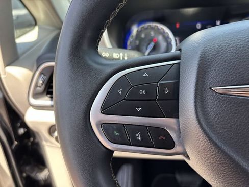 Used 2023 Chrysler Pacifica Touring-L FWD image 29