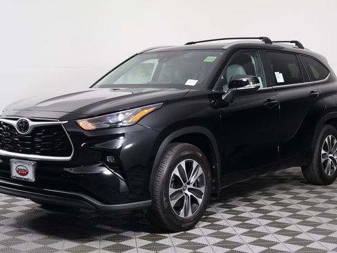 New 2026 Toyota Highlander XLE image 1