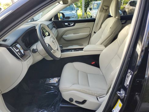 Certified 2021 Volvo XC60 T5 Momentum w/ Premium Package image 17