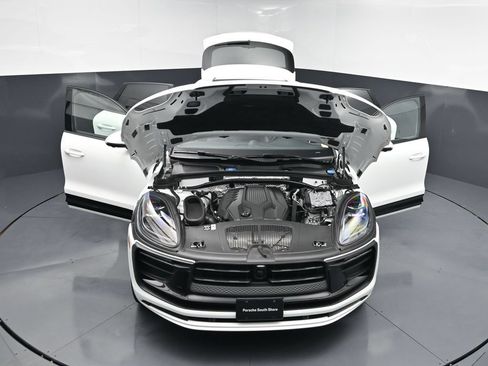 Certified 2025 Porsche Macan AWD/4WD image 29