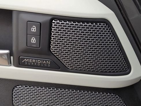 Used 2022 Land Rover Defender 110 SE image 33