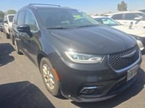 Used 2022 Chrysler Pacifica Touring-L w/ Uconnect Theater Family Group FWD image 13