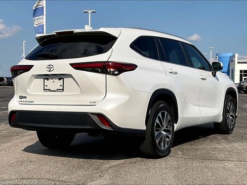 Used 2023 Toyota Highlander XLE FWD image 2
