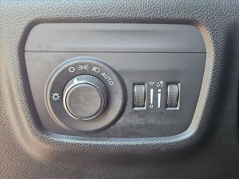 Used 2025 Jeep Grand Cherokee Laredo w/ Luxury Tech Group I AWD/4WD image 17