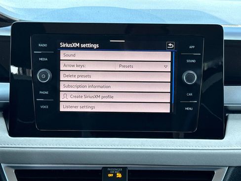 Used 2025 Volkswagen Taos SE FWD image 21