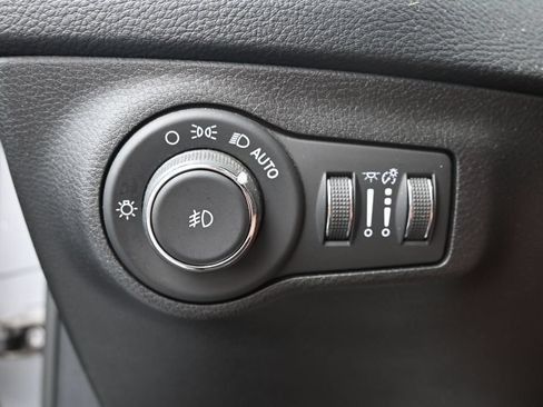 Used 2018 Jeep Compass Latitude w/ Popular Equipment Group FWD image 22