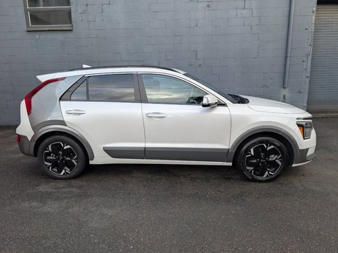 Used 2023 Kia Niro Wave image 2