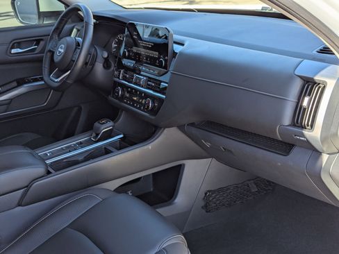 Used 2023 Nissan Pathfinder SL w/ Lighting Package (N92) image 27