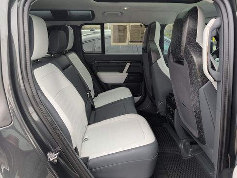 Used 2025 Land Rover Defender 110 image 27