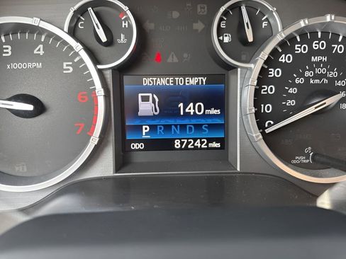 Used 2014 Toyota Tundra Limited w/ Limited Premium Package image 25