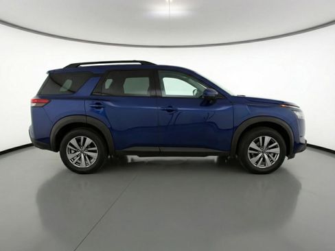 Used 2025 Nissan Pathfinder SV image 11