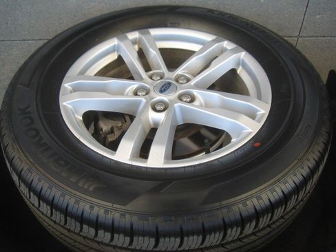 Used 2021 Ford Explorer XLT w/ Equipment Group 202A image 12