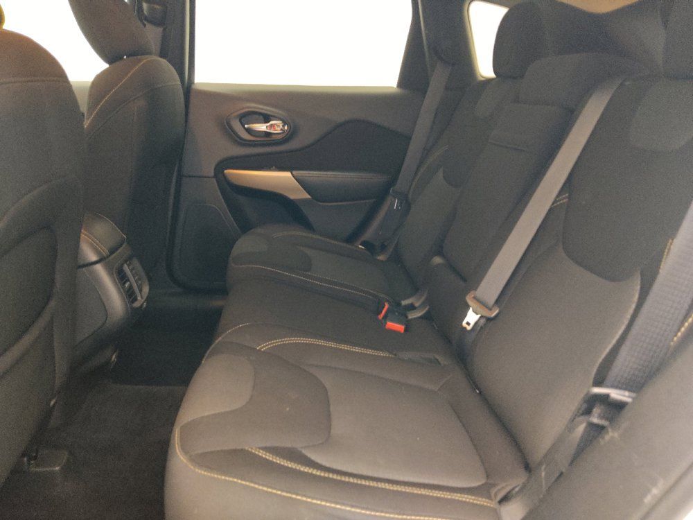 Used 2017 Jeep Cherokee Latitude w/ Safety/Convenience Group FWD image 18