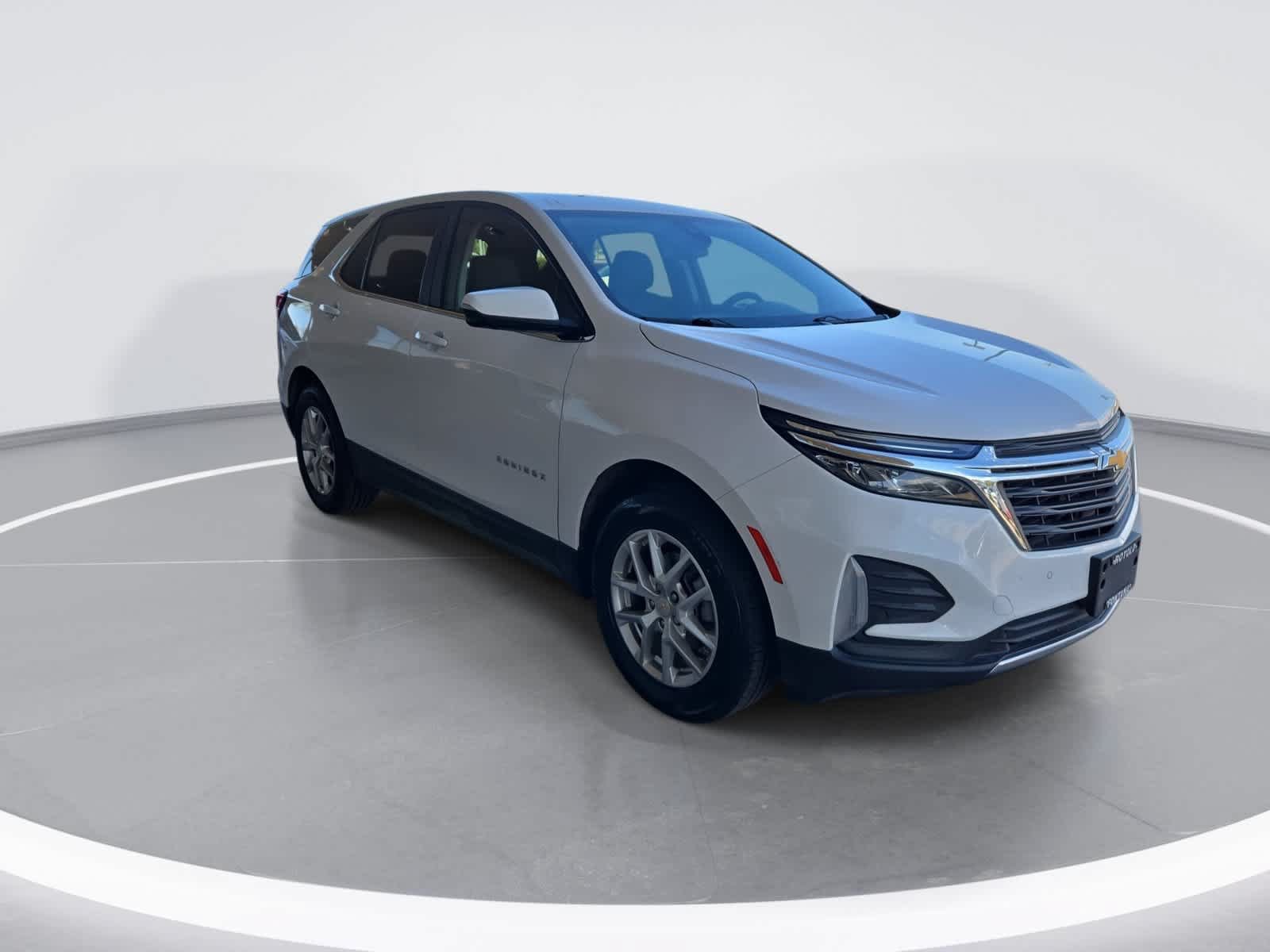 Used 2024 Chevrolet Equinox LT FWD image 2
