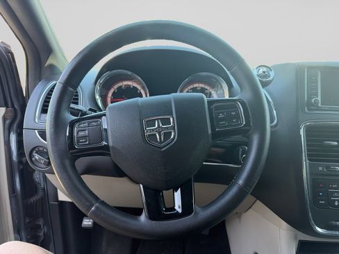 Used 2016 Dodge Grand Caravan SXT FWD image 13