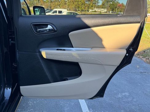 Used 2018 Dodge Journey SXT image 19