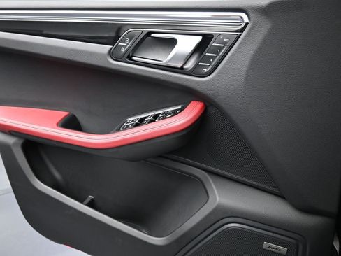 Used 2025 Porsche Macan image 26