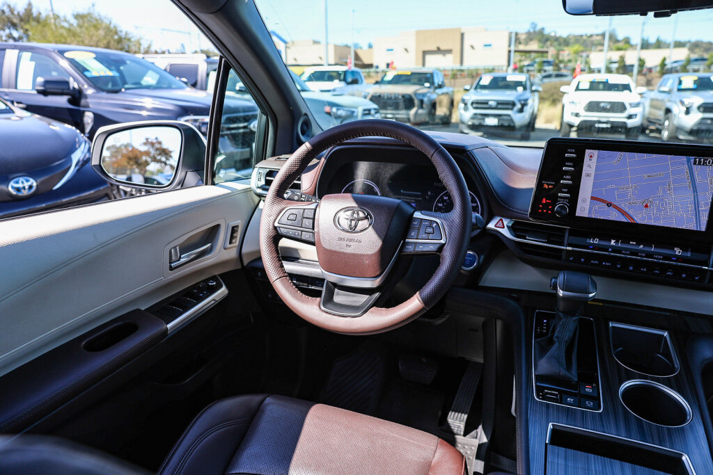 Certified 2024 Toyota Sienna Platinum FWD image 4