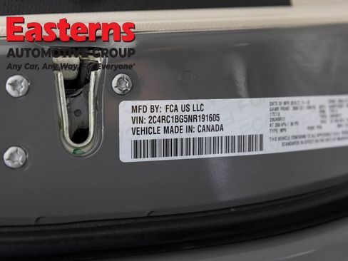 Used 2022 Chrysler Pacifica Touring-L image 37