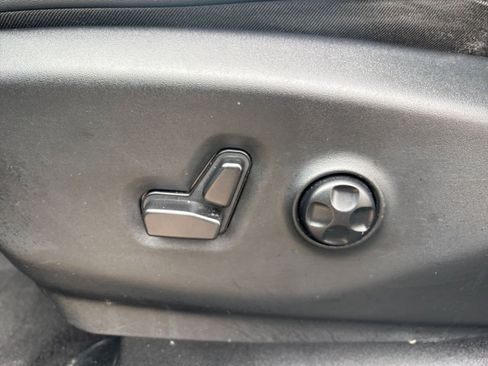 Used 2025 Chrysler Pacifica Select image 21