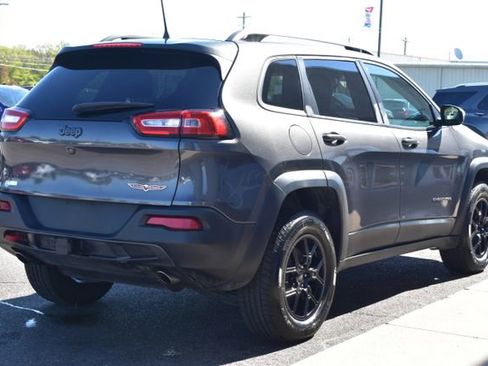 Used 2018 Jeep Cherokee Trailhawk w/ Cold Weather Group AWD/4WD image 9