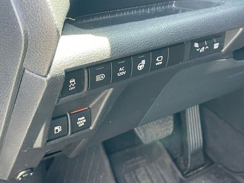 Used 2025 Toyota Sienna Platinum image 6