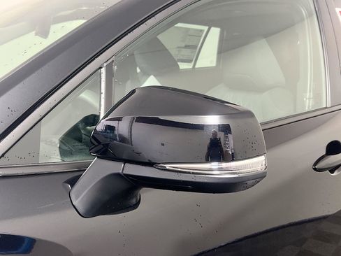 Used 2025 Toyota Corolla Cross LE image 12