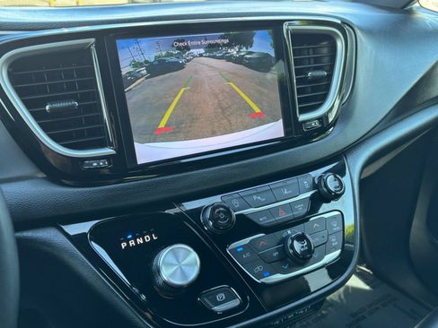 Used 2025 Chrysler Pacifica Select FWD image 24