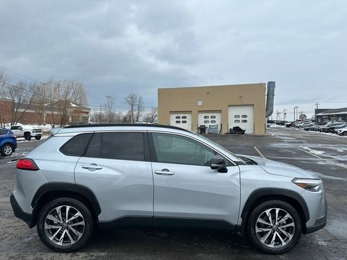 Used 2025 Toyota Corolla Cross XLE image 11