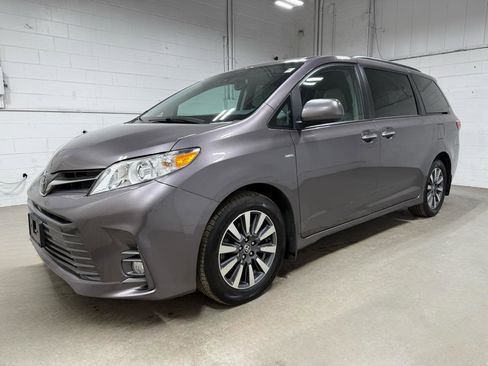 Used 2020 Toyota Sienna XLE w/ XLE Navigation Package image 1