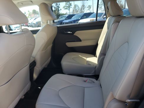 Used 2021 Toyota Highlander XLE image 16
