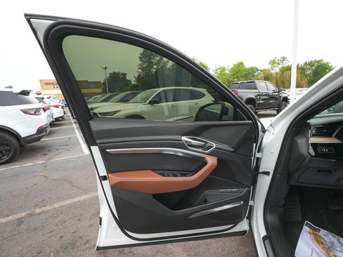 Used 2024 Audi Q8 e-tron Premium Plus AWD/4WD image 9