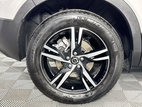 Used 2025 Volvo XC40 B5 Core image 32