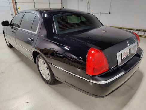 Used 2011 Lincoln Town Car Executive L RWD image 25