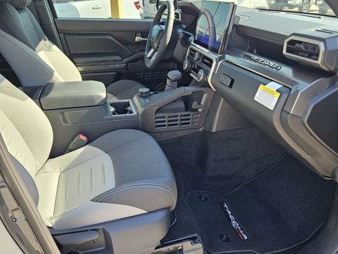 Certified 2025 Toyota Tacoma TRD Off-Road image 11