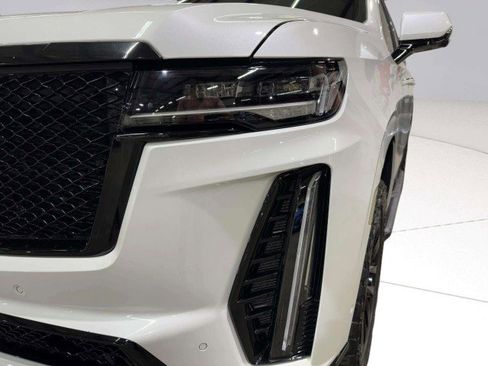 Used 2021 Cadillac Escalade Luxury image 12