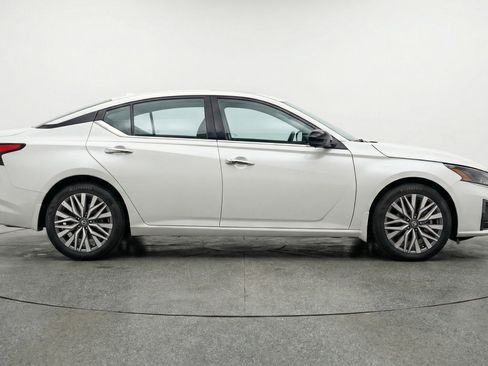 Used 2025 Nissan Altima 2.5 SV image 11