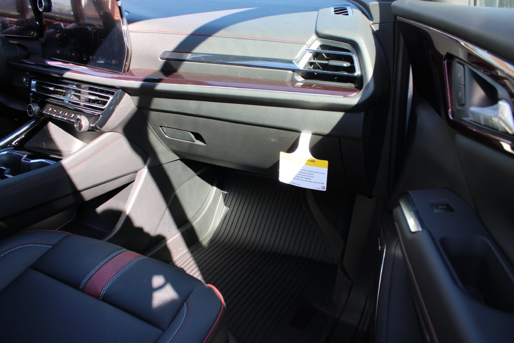 New 2027 Chevrolet Traverse RS w/ LPO, Floor Liner Package AWD/4WD image 57