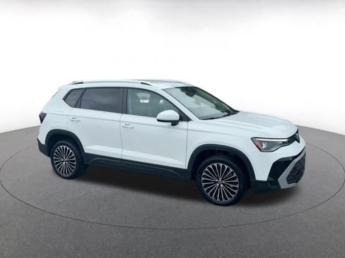 Used 2026 Volkswagen Taos SE FWD image 2