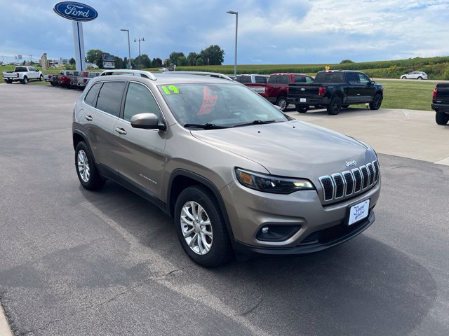 Used 2019 Jeep Cherokee Latitude w/ Cold Weather Group AWD/4WD image 3
